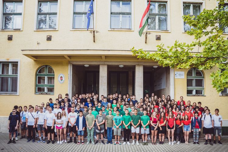 MEGJÖTTEK A GÓLYÁK TÜRRBE